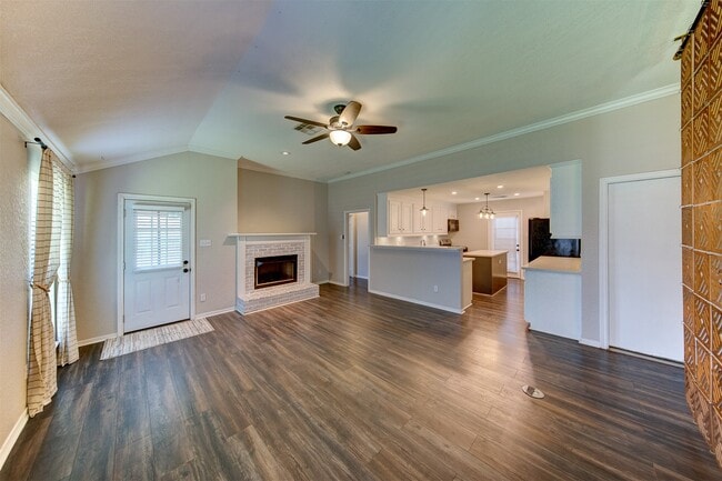 Building Photo - 402 Live Oak Ln