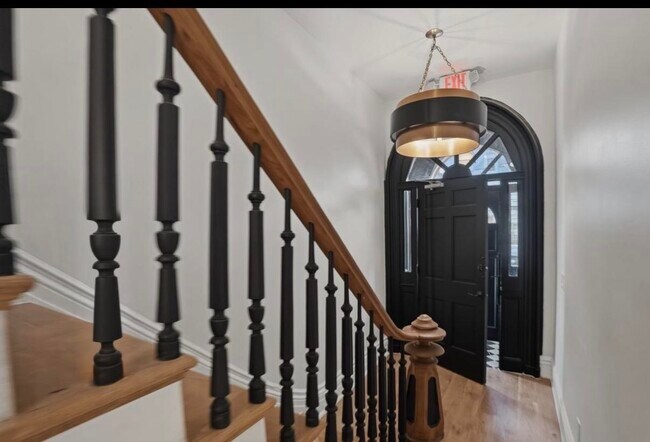 Building Photo - 233.5 Summit Ave