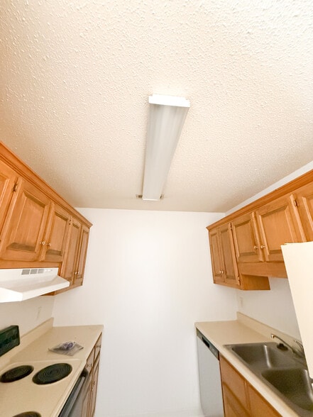 Building Photo - 409 E Roosevelt Ave