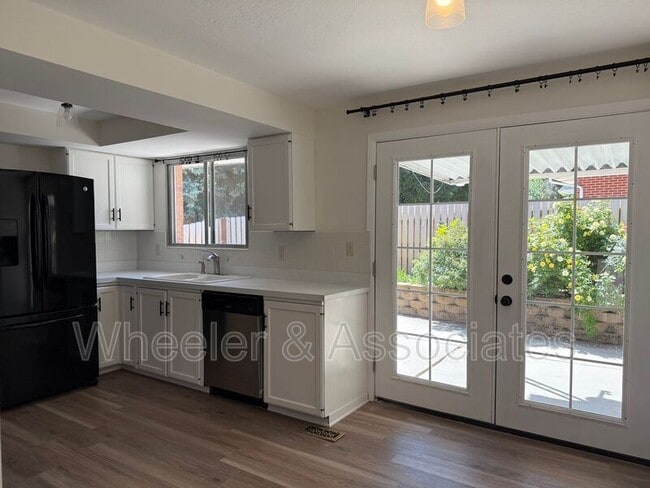 Building Photo - 1597 Navajo Dr