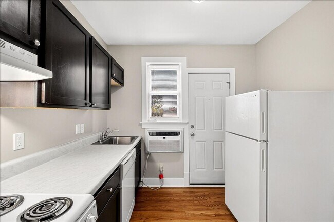 Building Photo - Stu-Stu-Studio!