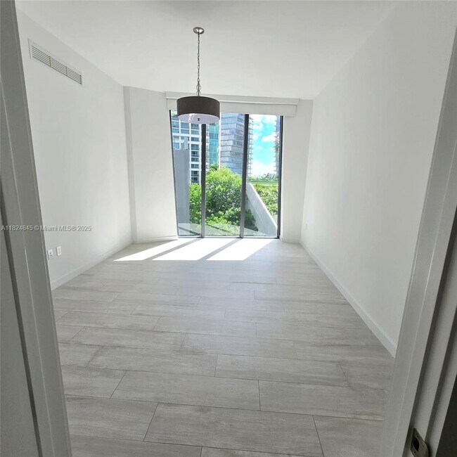 Building Photo - 2831 S Bayshore Dr