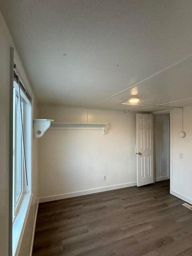 Building Photo - 2 Bed Home For Rent