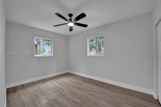 Building Photo - 21021 NE 13th Pl