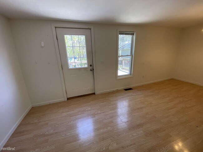 Building Photo - 2 br, 1.5 bath Duplex - 111 S Linden St Apt 2