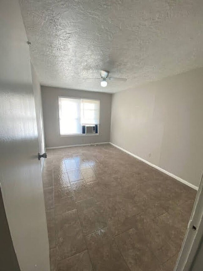 Building Photo - COME TOUR THIS NICE 2 BEDROOM 1 BATH DUPLE...