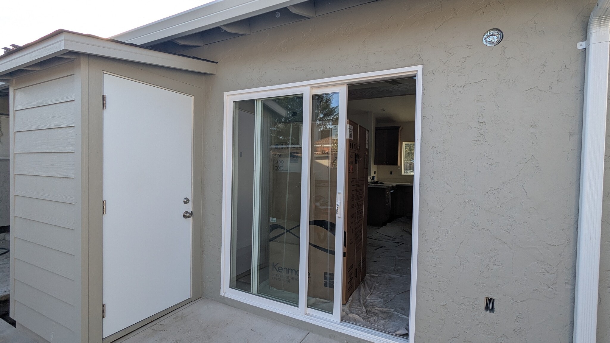 Back slider entrance - 1047 Brommer St