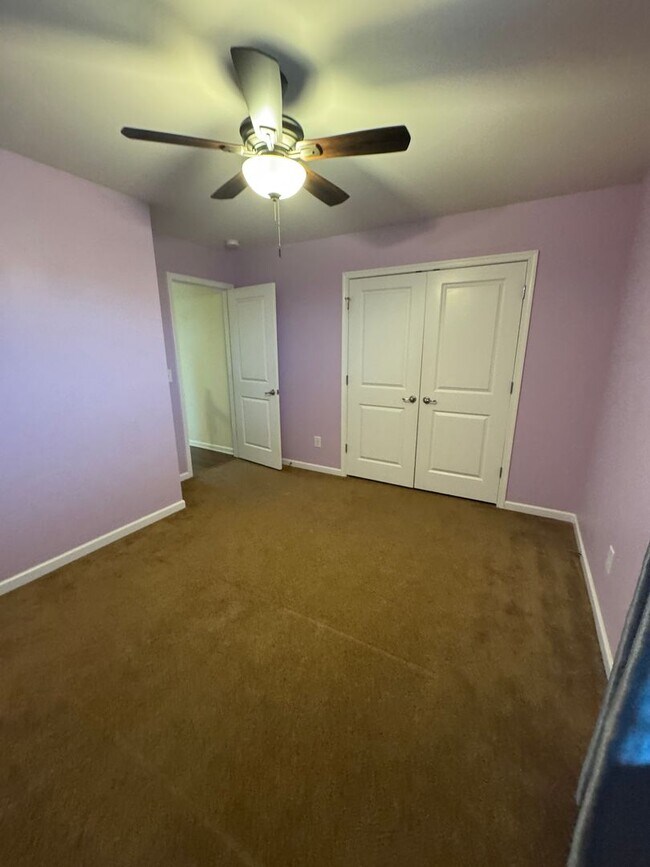 Building Photo - 4 bedroom 2.5 bathroom in Bellevue's Avondale Park neighborhood.  All bedrooms upstairs, open con...