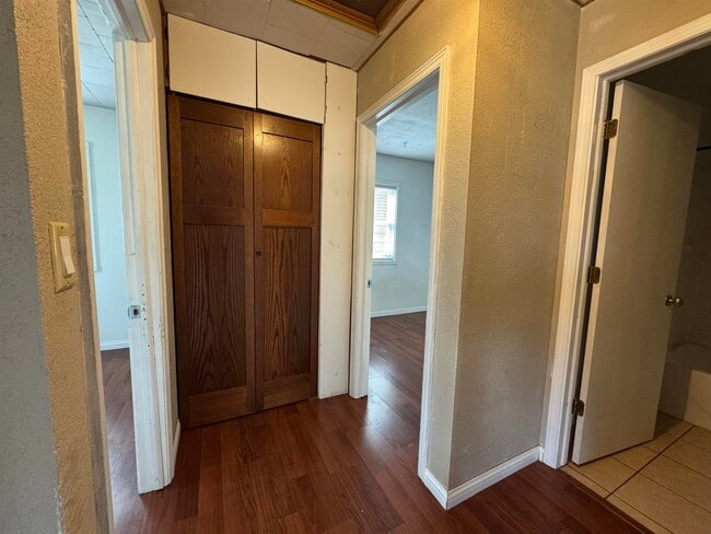 Building Photo - 1532 Vernon Ave