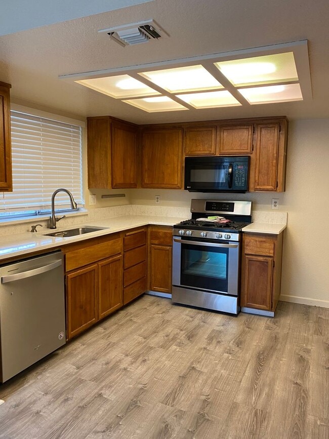 Building Photo - 3 Bedroom / 2 Bath Great Corner Lot in Travis District