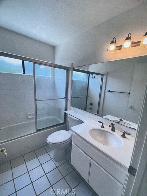 Building Photo - 7 Flaxwood