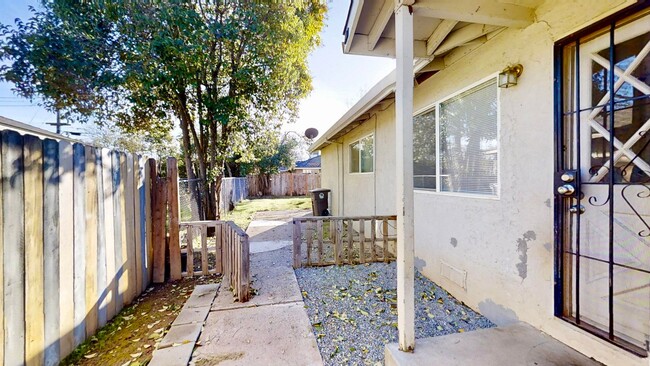 Building Photo - 2 Bedroom 1 bath Duplex with garage