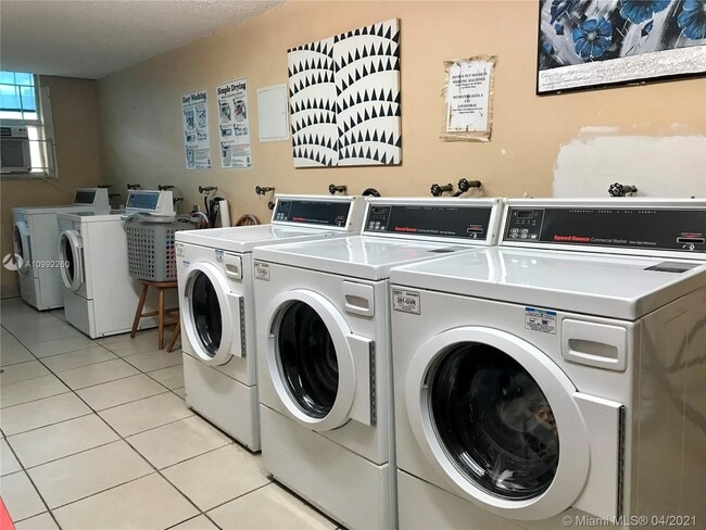 Building Photo - 16465 NE 22nd Ave