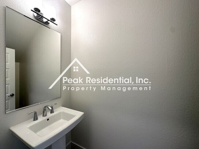 Building Photo - Beautiful Newer Elk Grove 3bd/2.5ba Home with 2 Car Garage