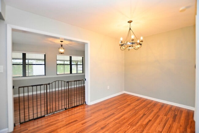 Building Photo - 4 bed 2 bath home
