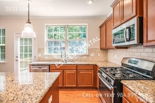 Building Photo - 2033 Longmont Dr