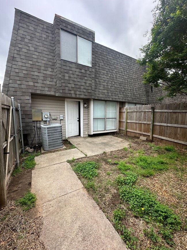 Building Photo - 1311 Eastgate Dr