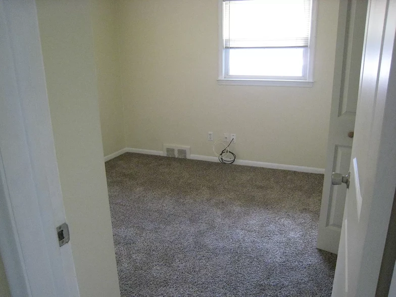 Corner bedroom - 531 Highland St