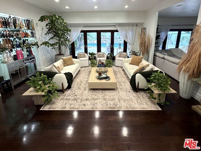 Building Photo - 1727 San Ysidro Dr