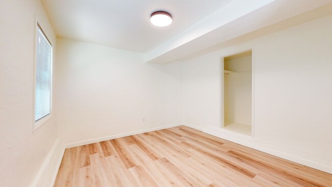 Building Photo - Fantastically Located Garden Apartment
