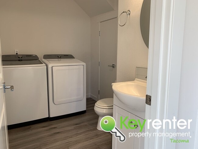 Building Photo - Newly Remodeled Centrally Located Tacoma H...