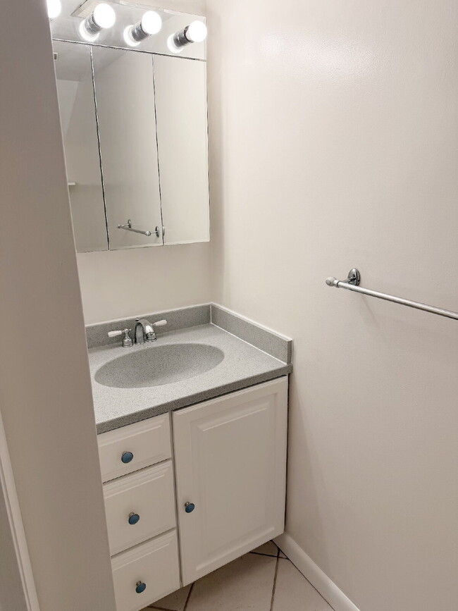 Building Photo - Spacious 2 BED 1.5 BATH Condo rental close to Quincy Center!