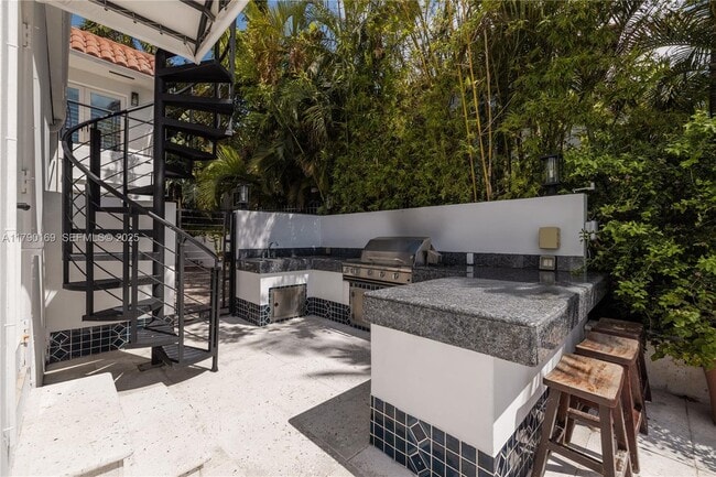 Building Photo - 2 S Hibiscus Dr