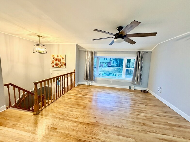 Living room - 256 S Dillwyn Rd