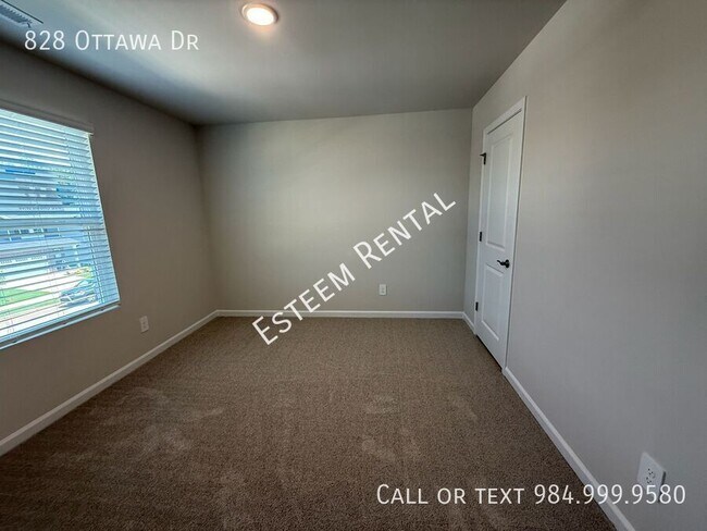 Building Photo - 828 Ottawa Dr