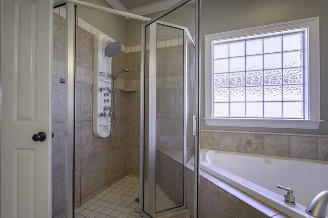 Building Photo - 5906 Amberwood Dr
