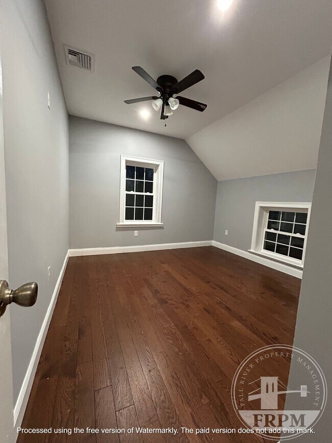 Building Photo - 176 Snell St