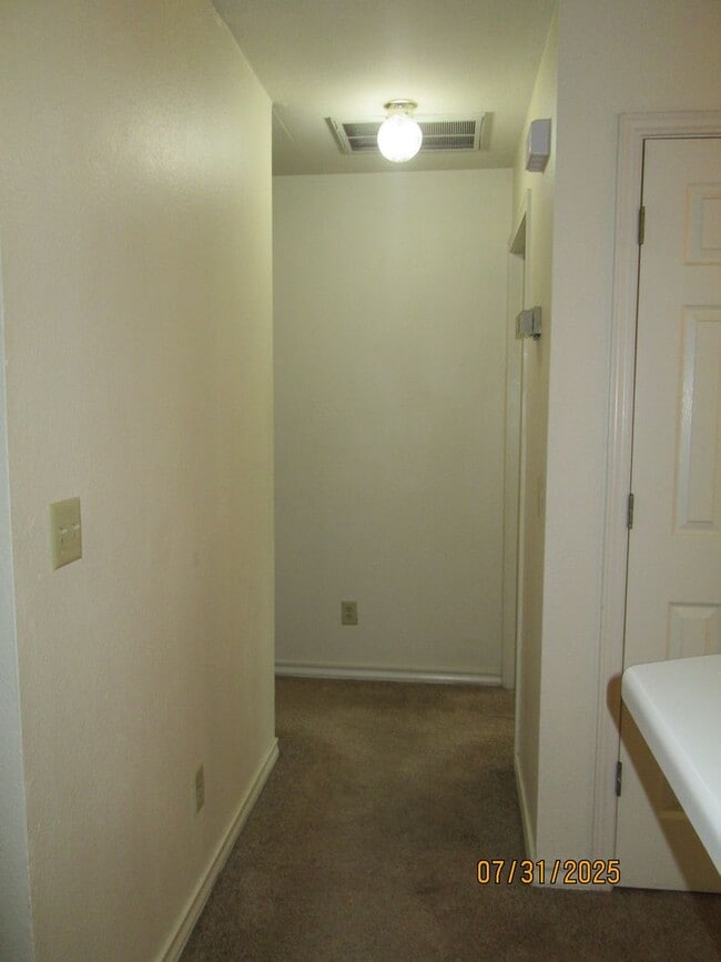 Building Photo - TOWNHOUSE - 2 bedrooms, 2 bathrooms