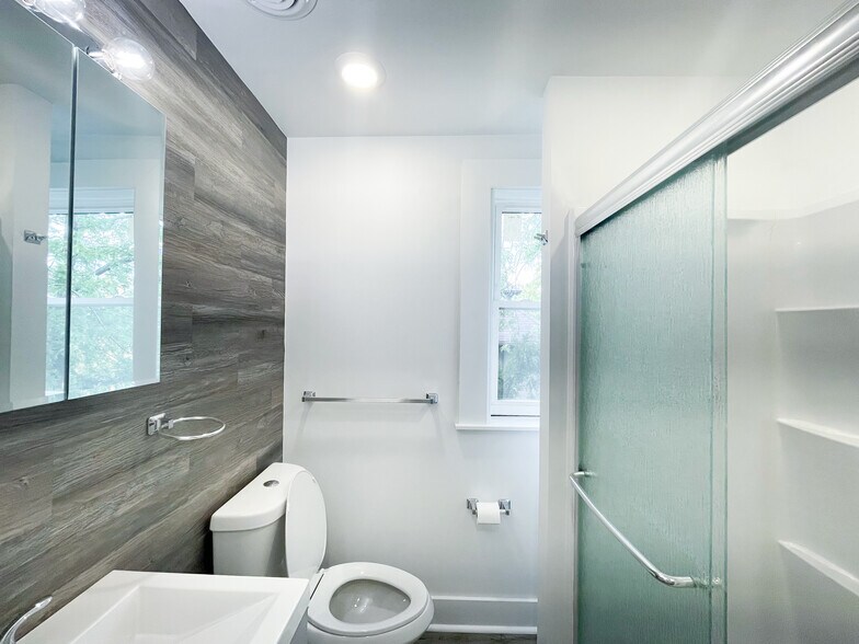 Building Photo - 5845 Phillips Ave