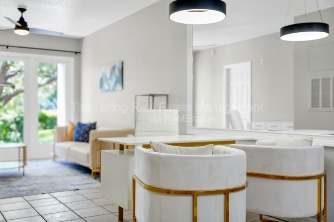 Building Photo - 2954 Sadina St