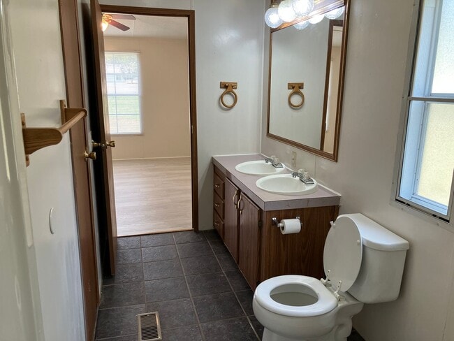 Building Photo - Three Bedroom Home in Hickory