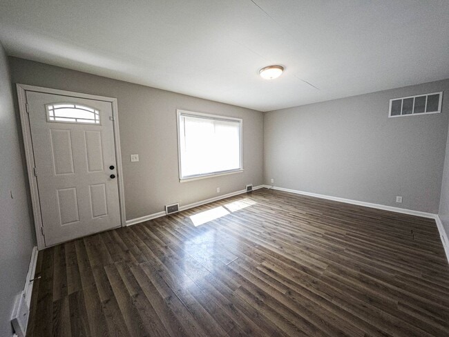Building Photo - 3 Bedroom/2 Bathroom Home in Elberfeld wit...