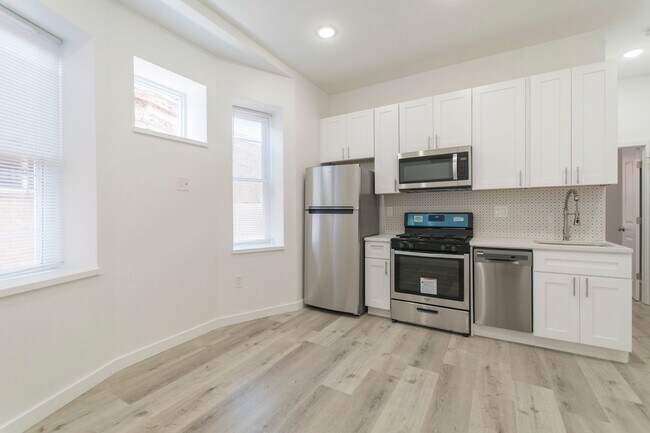 Building Photo - Modern & Renovated apartment with in-unit washer & dryer