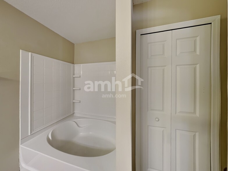 Building Photo - 30915 Sonnet Glen Dr
