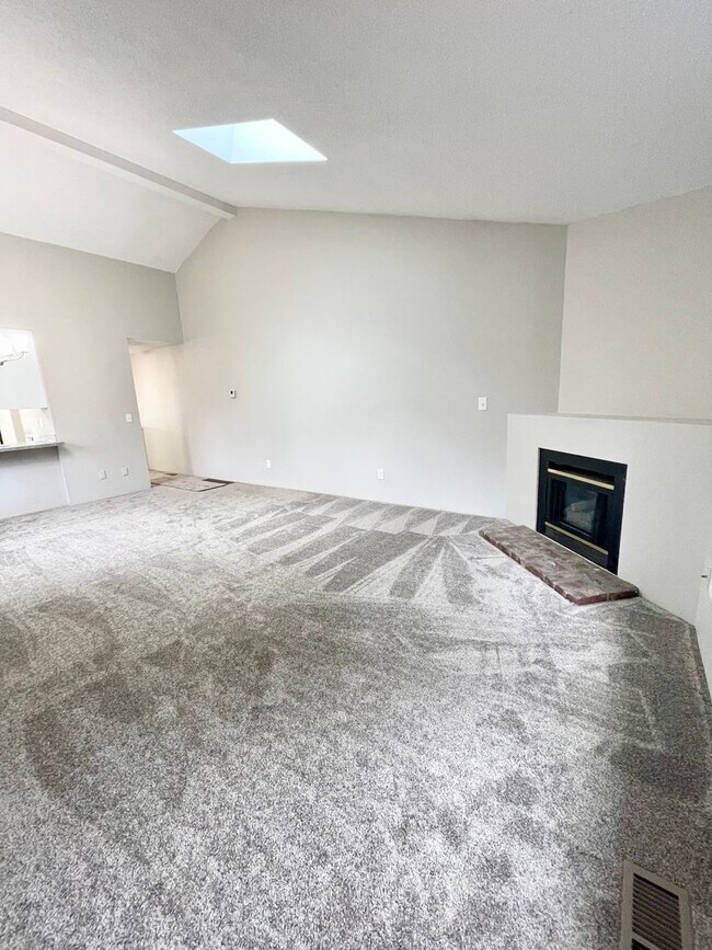Building Photo - Large 2 bedroom, 1.5 bathroom Townhouse st...