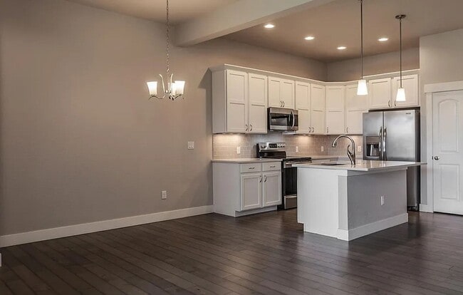 Building Photo - Great Townhouse in Windsor