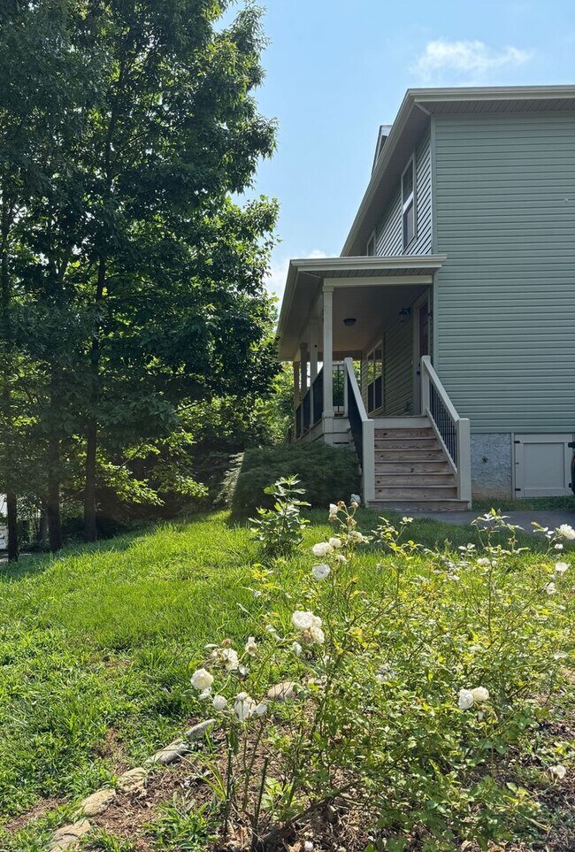 Building Photo - Oakley - Modern Three Bedroom