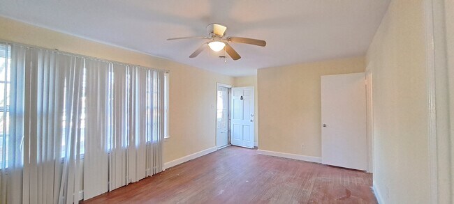 Building Photo - 806 S Best St