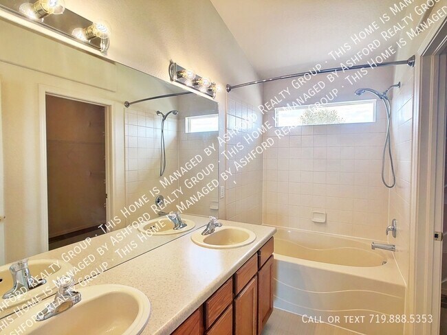 Building Photo - 3314 Castellon Dr