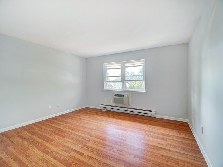 Building Photo - 807 Eves Dr