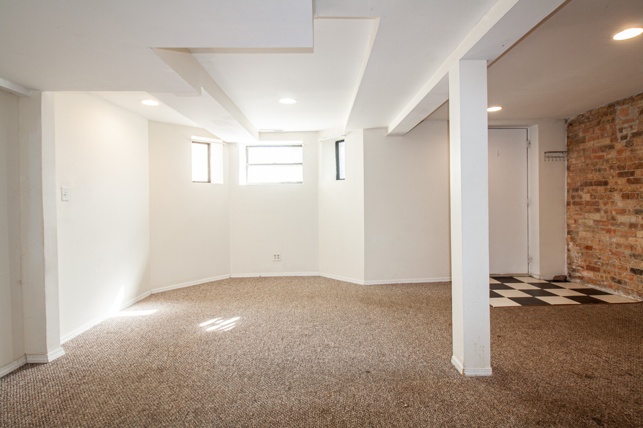 Building Photo - 828 W Dakin St