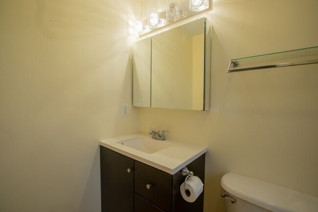 Building Photo - Lovely 1 BR/1 BA Condo in Columbia Heights!