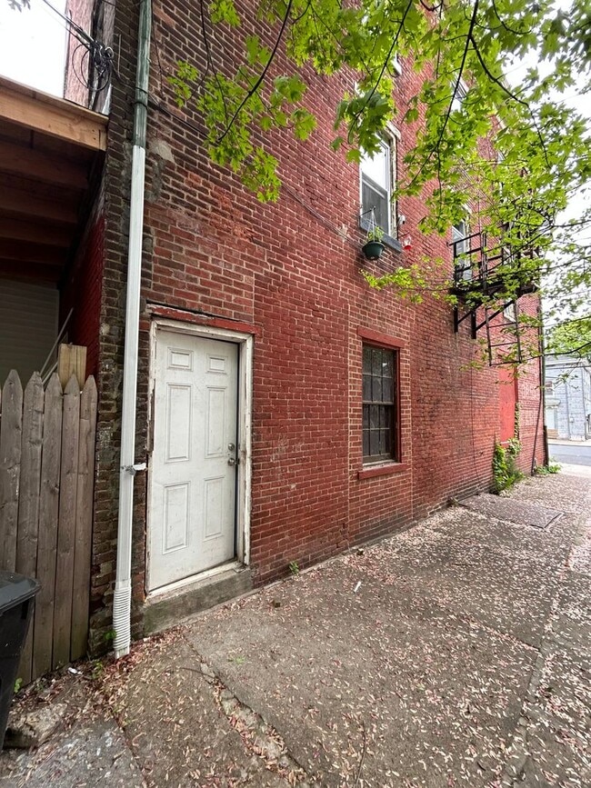 Primary Photo - 600 Lamberton St