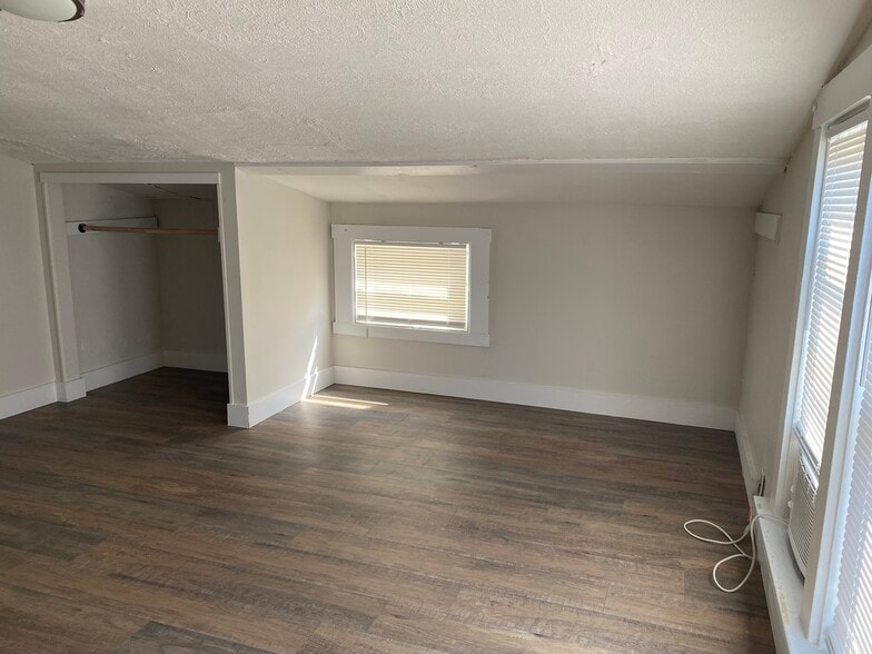 Small room (third bedroom or office) - 5220 Carthage Ave