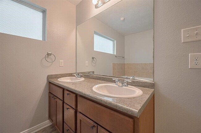 Building Photo - 5009 Willow Point Dr