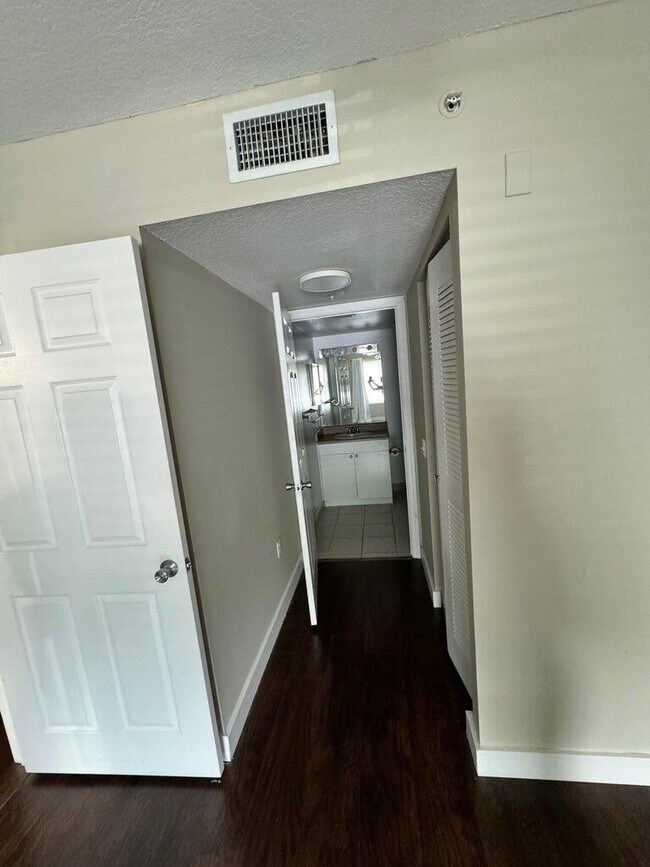 Building Photo - 803 Villa Cir